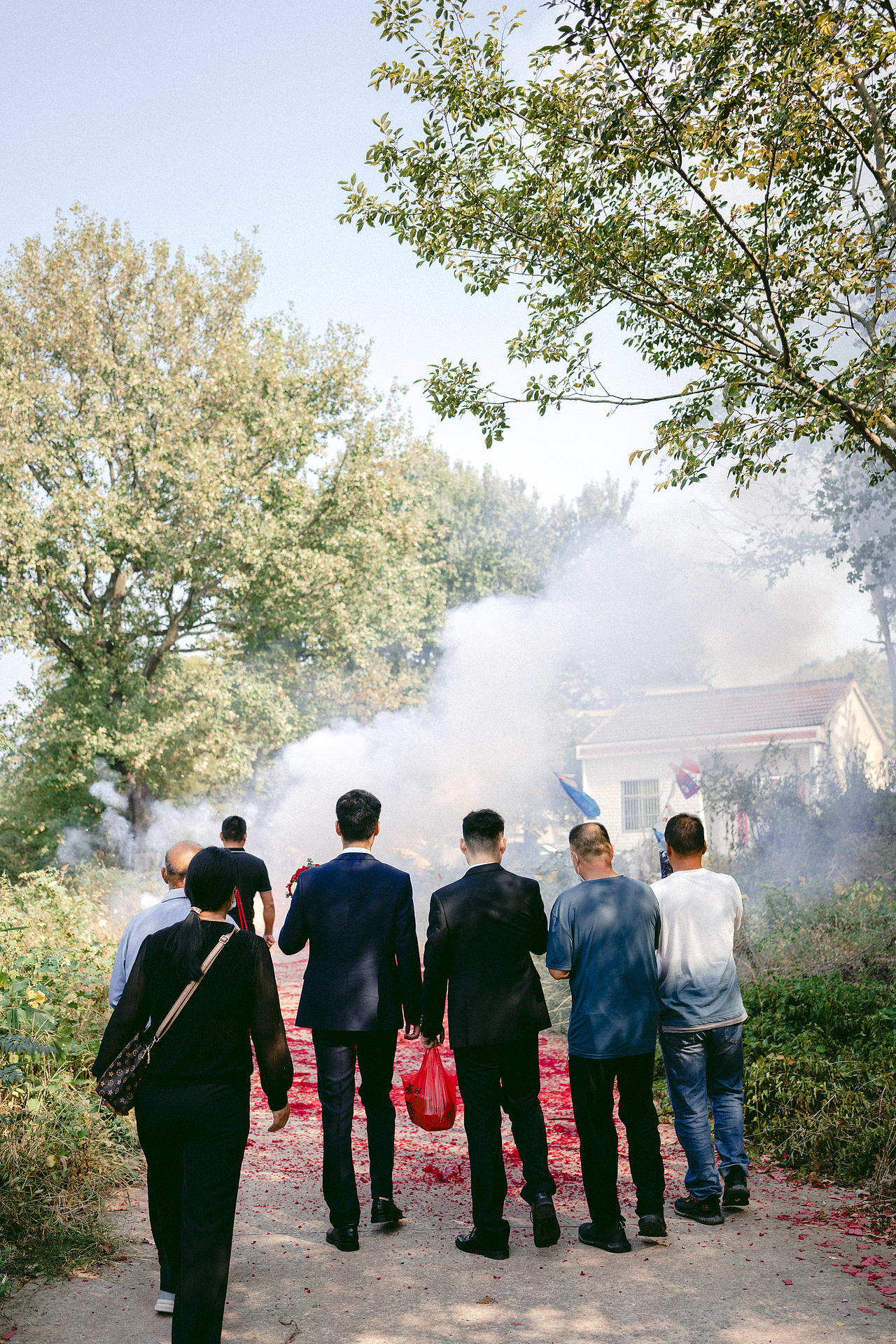 在从小长大的地方结婚.这种幸福一定带着童年的喜悦
