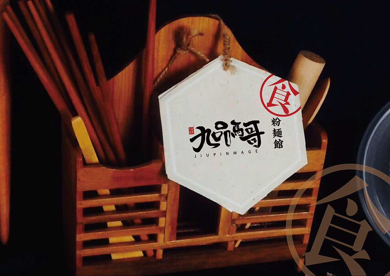 温暖是什么
<br>对游子来说<br><br>是万家灯火,照亮前路<br><br>对有情人来说<br><br>是漂洋过海来看你<br><br>是蓦然回首,幸好有你<br><br>是亲人围绕,欢声笑语