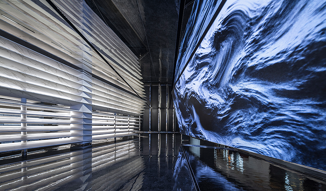 竖向构建的山川抽象造型,高耸厚重,覆盖感之下却流畅划出曲直交错的路径。细细观望,触得到材质上的细腻纹样,仿佛被风雨雕琢千年的丹霞峭壁,色彩多变且回转。