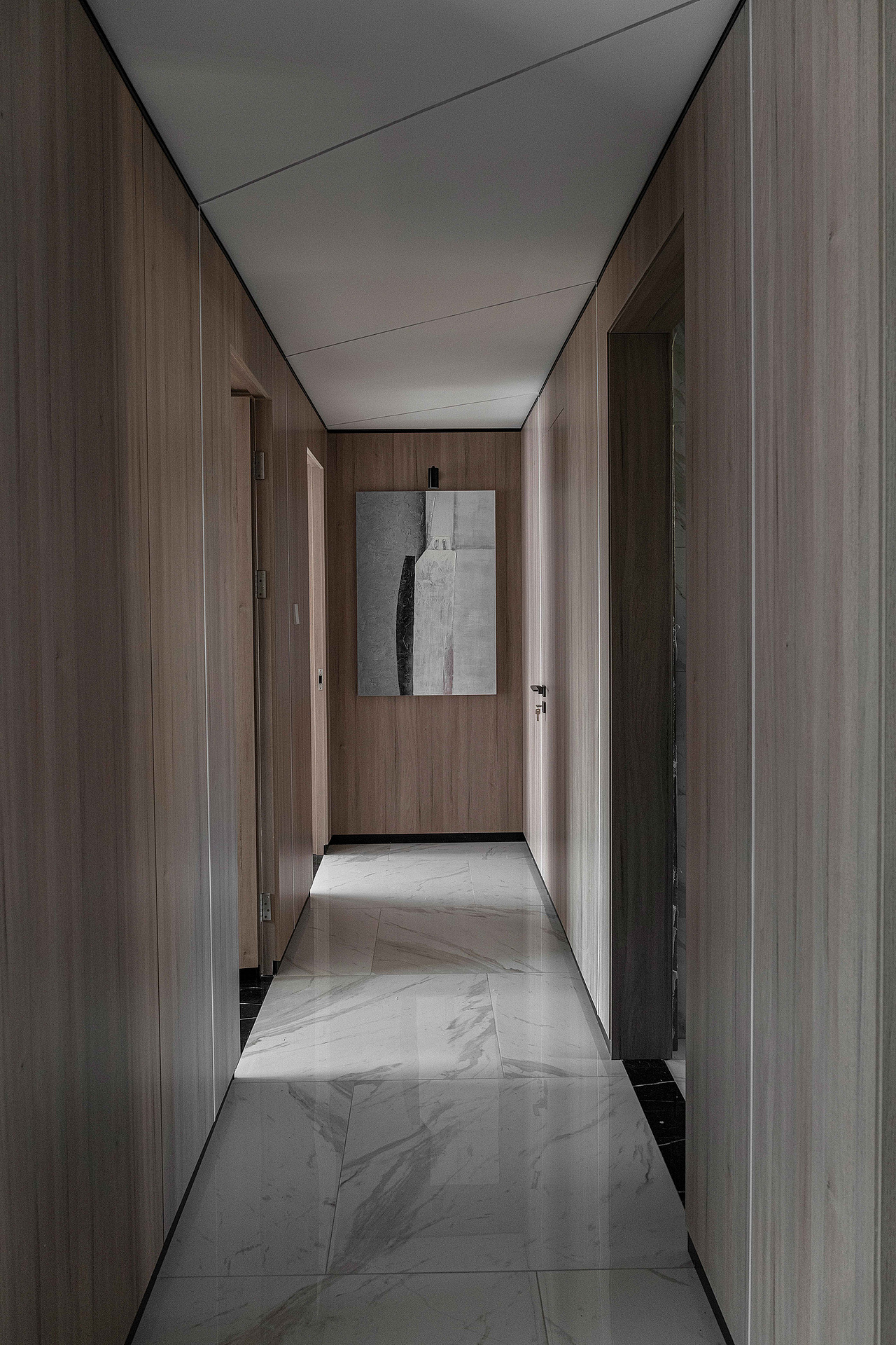 通过巧妙地手法划分空间平面。设计师将比例、尺度、材质穿插,美妙的让光束从墙面延伸至顶面,并形成平行斜线,有序的散射开来,从而让狭长较窄的空间得到意念中的无限想象。
By ingeniously dividing the spatial plane relationship, the designer collides the proportion, scale and material to make the light beam extend from the wall surface to the top surface, and form parallel oblique lines to scatter in an orderly manner, so that the narrow and narrow space can get infinite imagination in the mind.