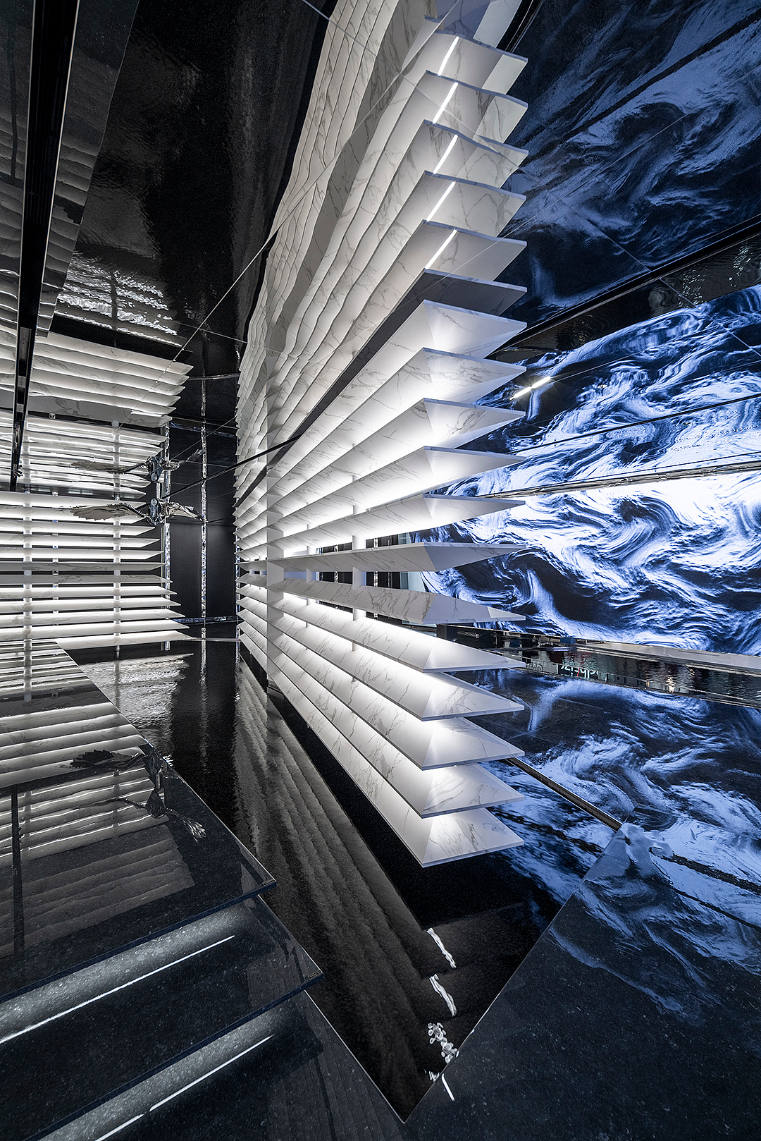 无论怎样,人文总是自然中最闪光的点缀。影像中这一场场轮回,又何尝不是一次对话、一次探索、一次实验!