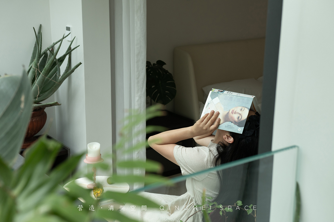 主卧
MASTER BEDROOM <br><br>打破卧室南向墙面为电动伸缩窗，卧室向外延伸出平台与绿植氧吧相交相融，封闭房间变为半开放空间，宽阔通透。身处卧室，既有阳光的沐浴，也有植物的灵气，四季中的每一个变化，都嵌入生活的细节里。