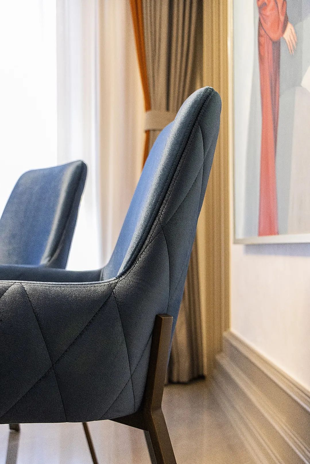 西厨另设冰箱、吧台
是区别于客厅家庭场景的夫妻二人私享空间<br>真皮吧椅搭配不锈钢镀钛金工艺<br>让晚间小酌都变的别有一番风味