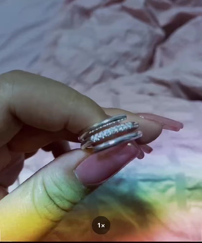 母亲节送给妈妈自己纯手工打磨的戒指
寓意通俗点讲就是：戒指没有闭口，寿命没有截止。<br>高级点说也可以是：我对您的爱没有截止<br><br>在您这一生的时光岁月里，有一段我叛逆青春时期的故事而变得丰富多彩，是喜是忧皆为您一生中的特殊存在。奇妙的血缘关系，让你我在这个世界相遇。<br><br>释迦摩尼说过：人和人的每一段相遇，绝非偶然，无论你遇到谁，他她都是你生命中该出现的人，走该走的地方经历该经历的事，遇见该遇见的人。