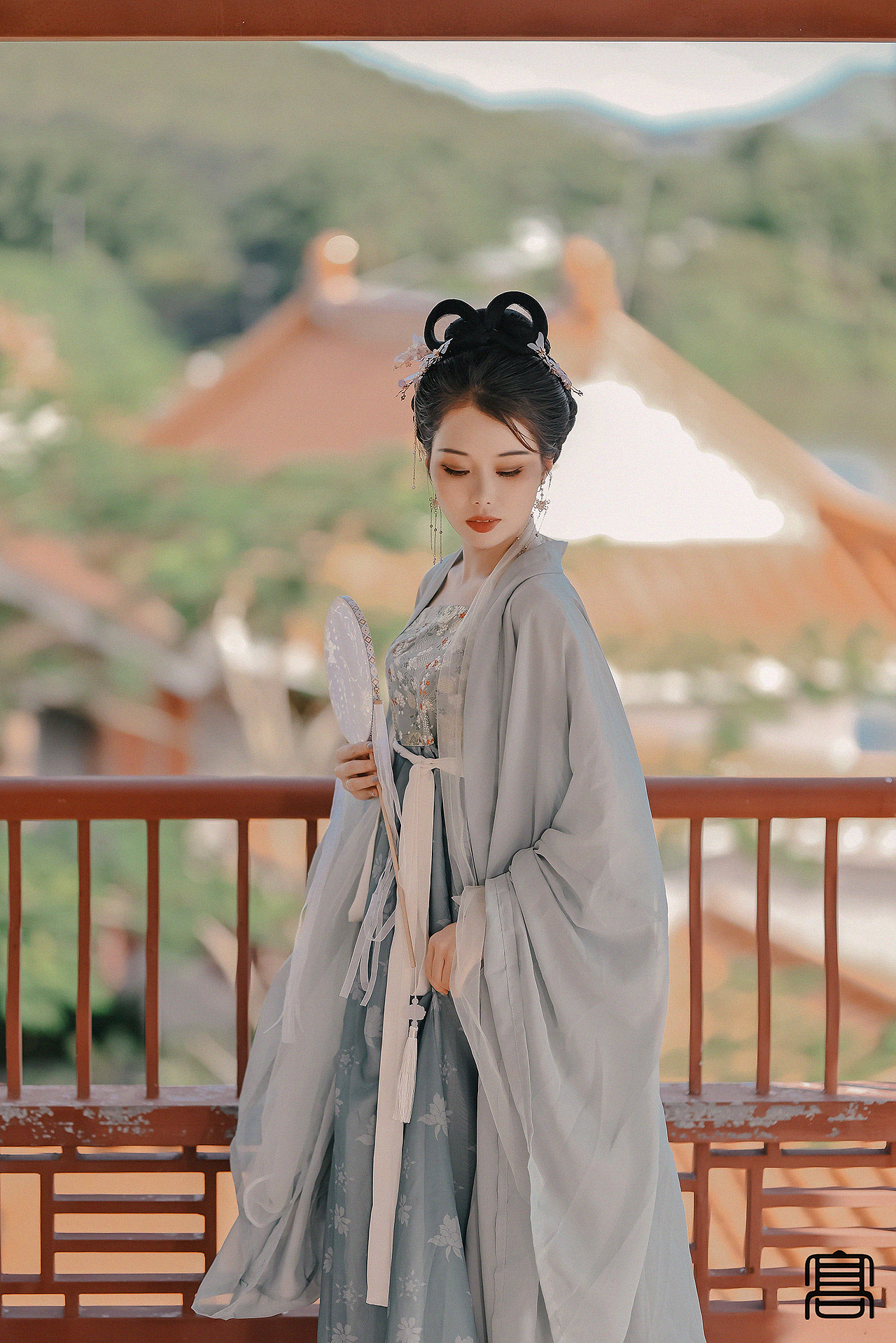 风习袅袅,盈水展千华,飞檐亭角清铃响