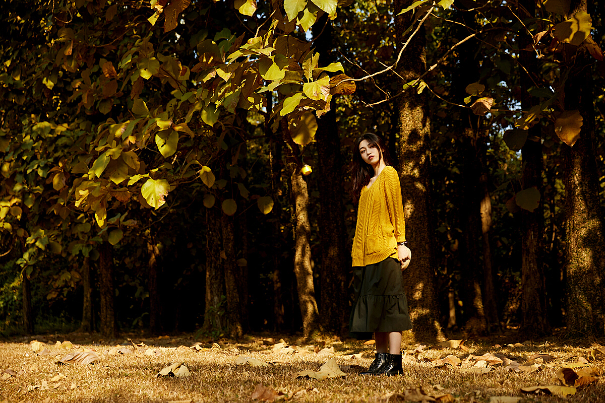 秋天，去树林里记录下落叶的痕迹|摄影|人像摄影|朝拾影画_原创作品-站酷ZCOOL
