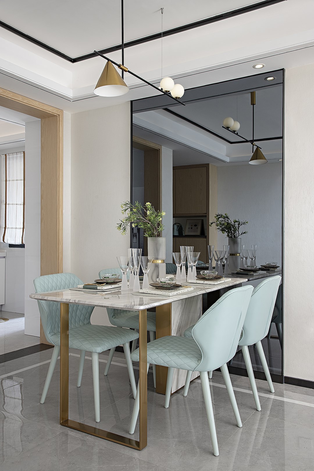 工作在左,生活在右