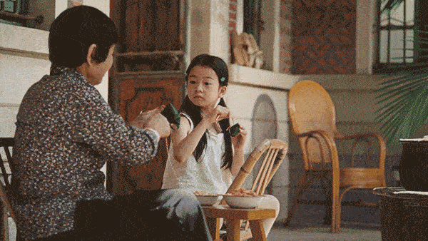 传统文化的传承,从长辈教晚辈系好一个粽绳开始