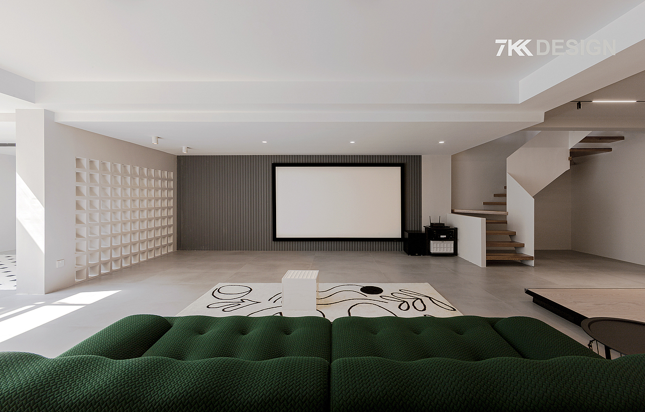 影视区,抗光屏的背景墙是比较长的,采用灰色直槽纹波浪板,既提升层次感,又起到很好的装饰效果。