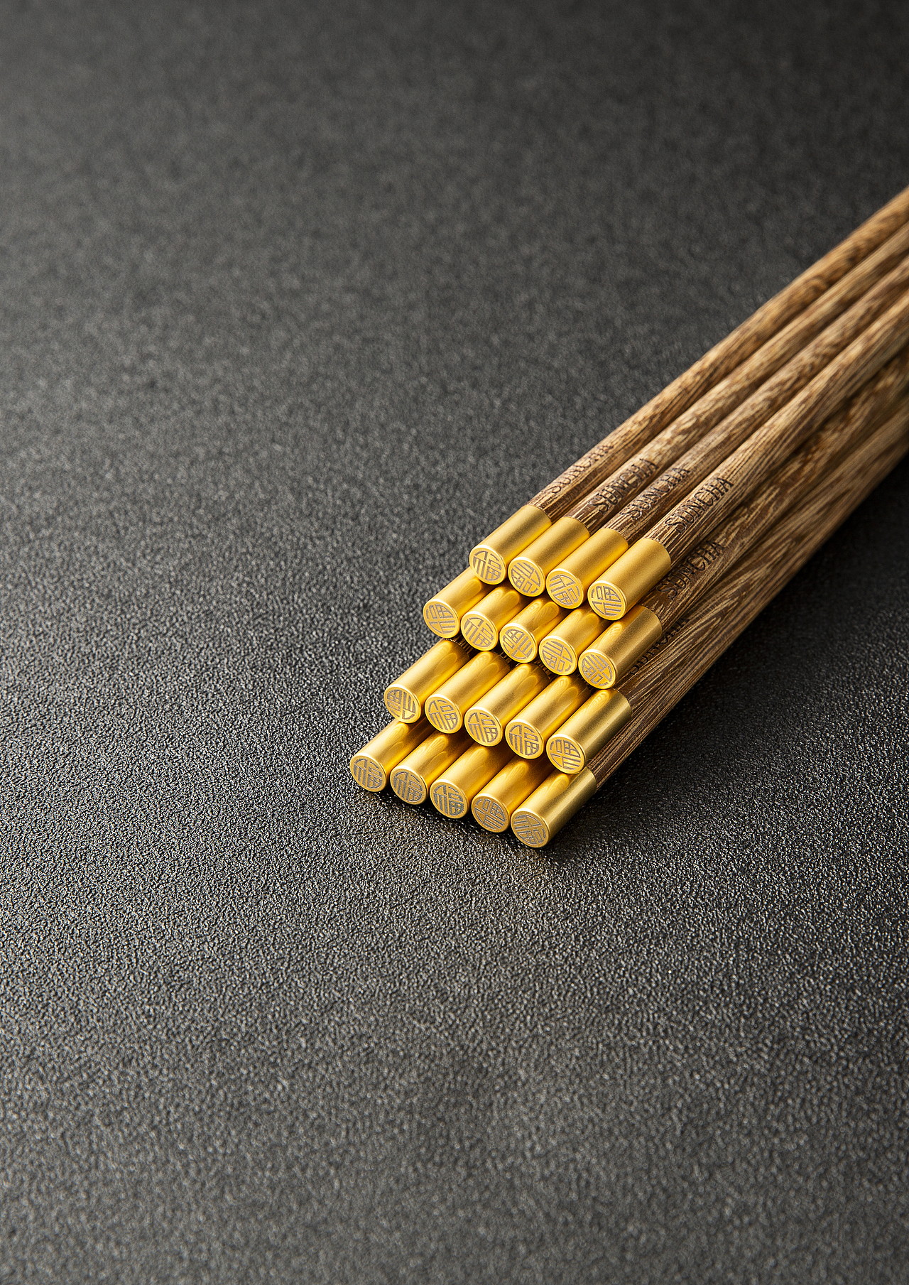 上市公司双枪®出品丨品质有保障
鸡翅木筷子,精选木材,高温消毒,<br>精细打磨,无漆无蜡,雾金工艺。<br>底部福字纹理,寓意美满。