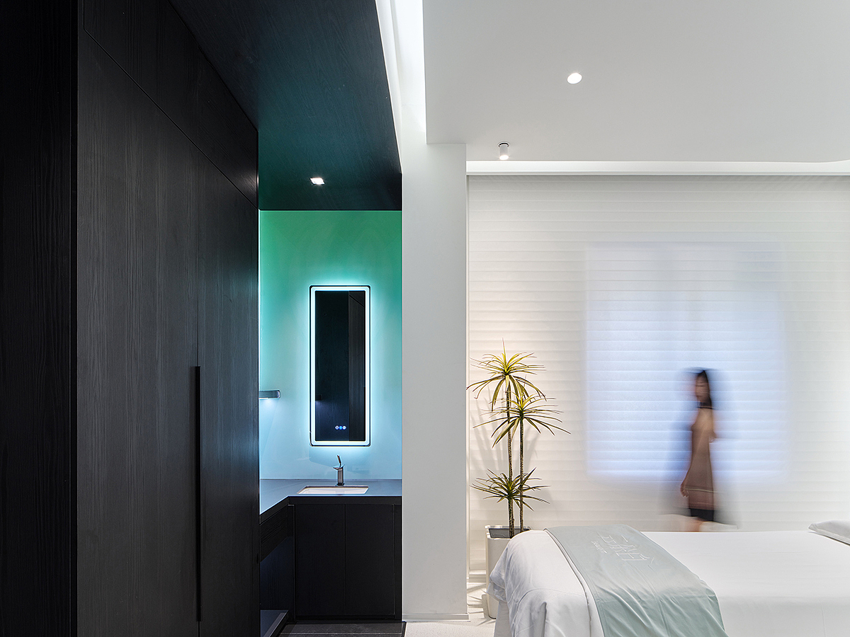 利用色彩和材质强化功能分区,增大房间视觉格局。智能控制模块设计了准备、体验中、体验结束等不同模式的灯光亮度,并可以对音乐、投影、空调等进行调节。