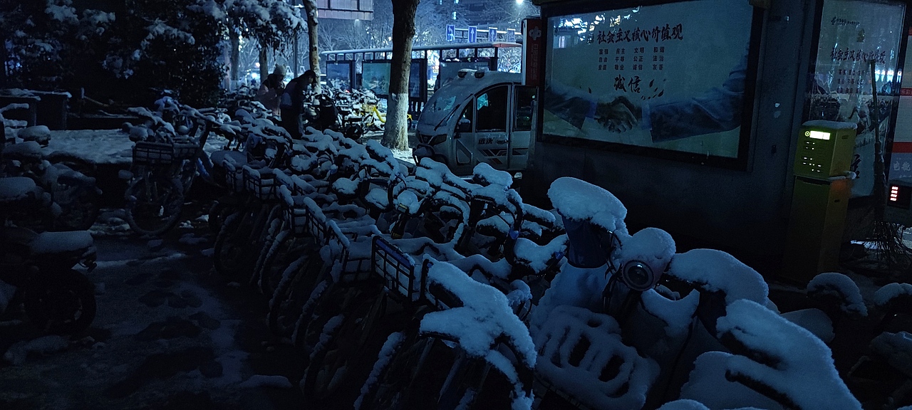 夜晚的中山陵雪景