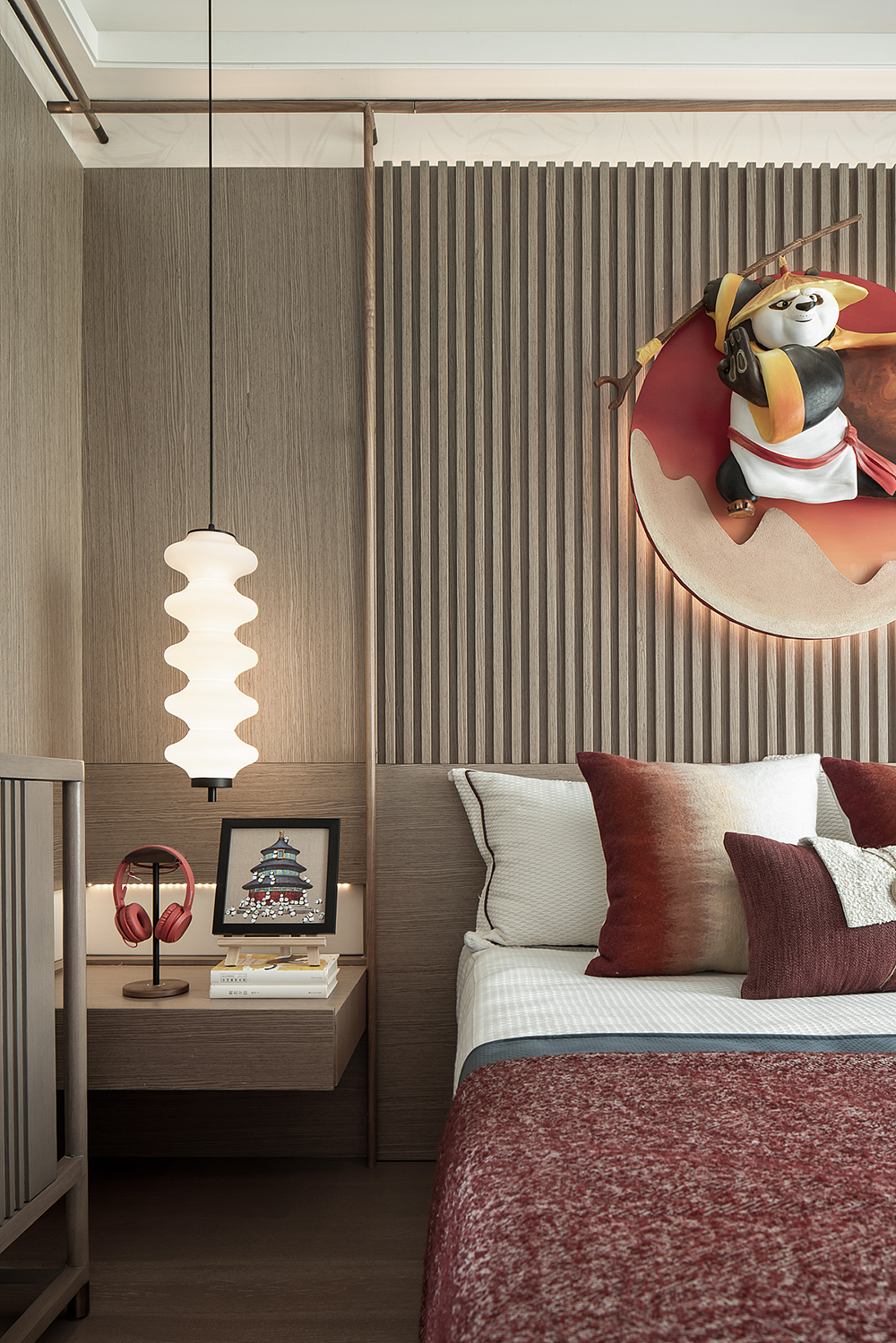 儿童房用红色作为主基调,以此来展现中式的多元文化,空间中的线条流畅,整体上比较简洁,用功夫熊猫来展现出童真与活跃,暗示的则是对追寻梦想的纯粹,将孩童的性格完美诠释。