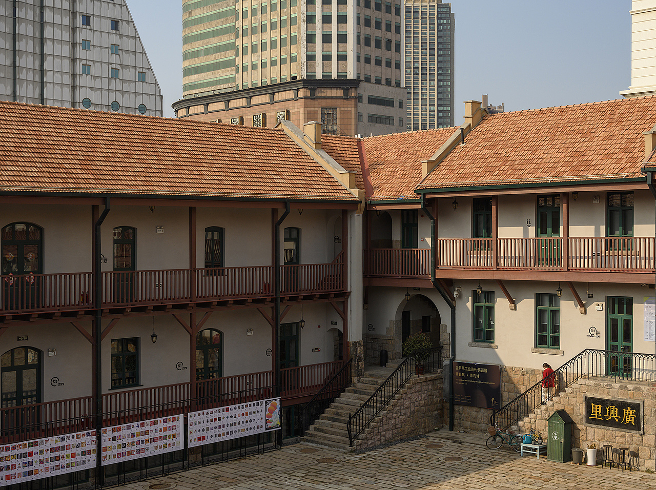 影像表达城市变迁中的传承与共生——以青岛里院为例 