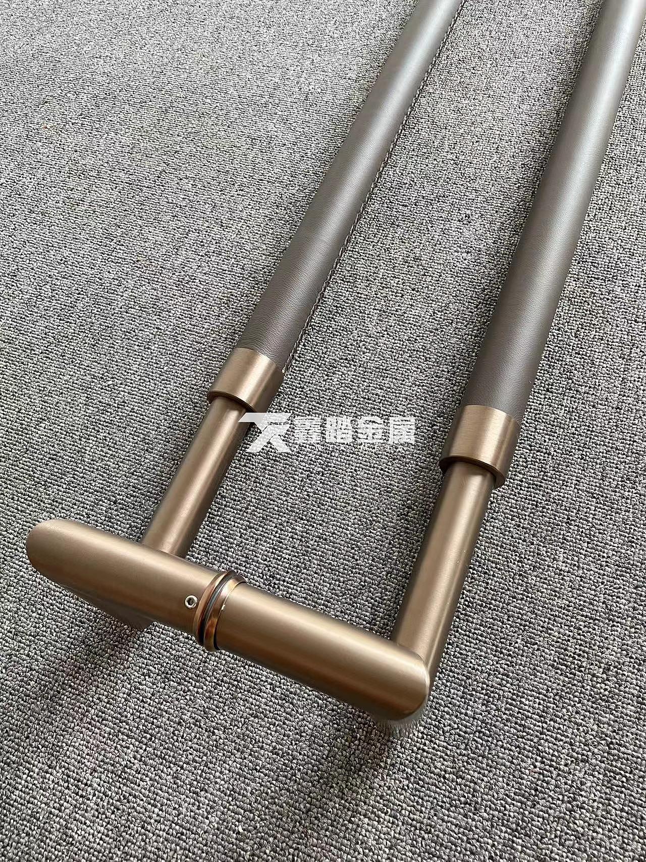 铝雕拉手与不锈钢包皮拉手的区别 一款中式 一款现代
