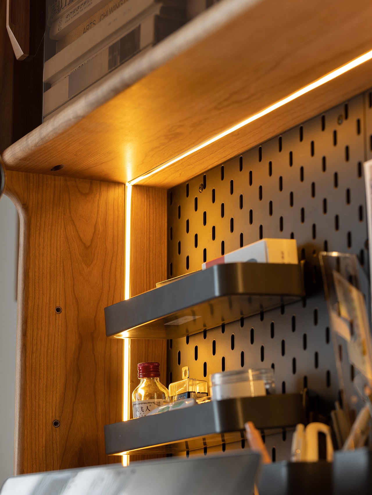 环绕式三面灯带,照亮奋笔疾书的夜晚
<br>采用三面环绕式灯带设计,光源覆盖广,<br>整个工作台都能照亮,读书写字更方便。