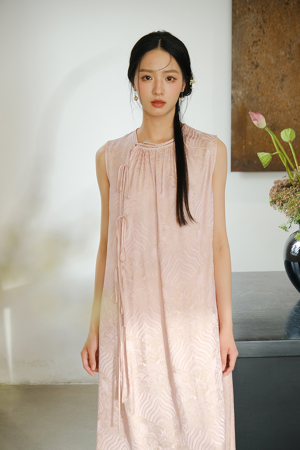 服裝拍攝|山有色 2024夏季新中式服裝拍攝（圖ZMzY5ODc4NjI0） - 人像攝影 - 站酷設(shè)計(jì)師小黑Ray_原創(chuàng)素材 - 站酷ZCOOL