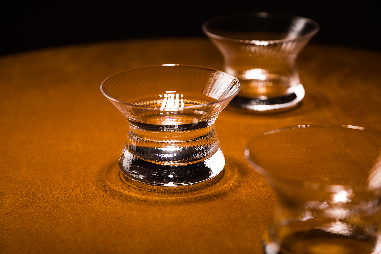 《It's You》| 旋转杯 | 水杯 | 玻璃杯 | 酒杯 | 饮具（图ZMzM5NzkwNzY4） - 产品摄影 - 站酷设计师一毛拍美器原创素材 - 站酷ZCOOL