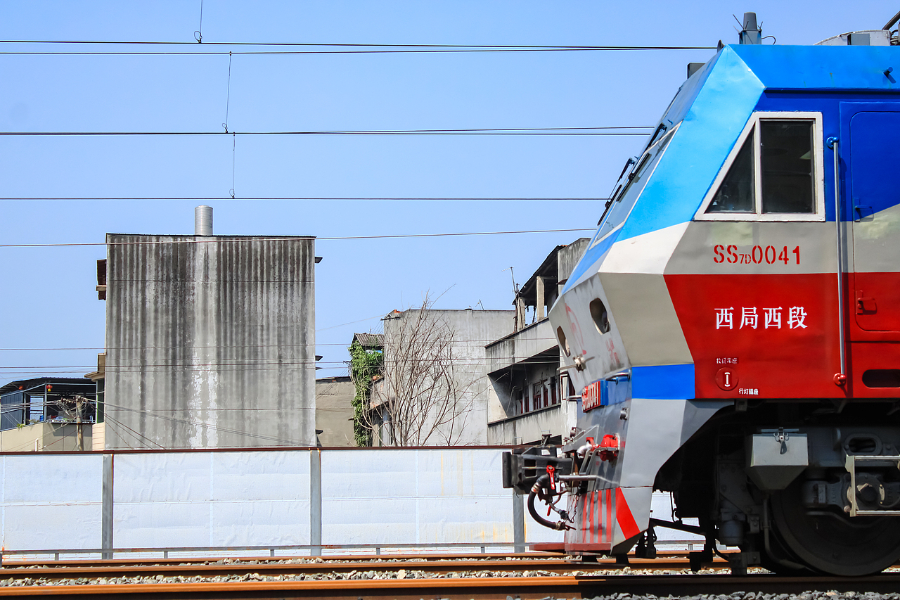 由成都客机所发出开往成都西的0K289次绿皮火车车底。
列车本务为韶山7D型电力机车,车号为41号。<br>该车底为每日下午16点02分由成都西开往江苏昆山的K292车底,因成都站改造,列车改由成都西始发,因运力原因,车底停放成都站的客机所。<br>现由成都铁路局成都客运段上海一队负责客运任务。列车使用25G型客车,沿宝成铁路、阳安铁路、襄渝铁路、西康铁路、陇海铁路和京沪铁路运行,行程2503公里,途经四川、陕西、河南、安徽、江苏、上海五省一市。其中成都西站至昆山站运行36小时50分,使用车次为K292/289次;上海站至成都站运行33小时10分,使用车次为K290/291次。