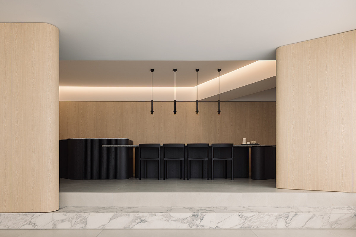 家装设计案例鉴赏——现代原木简约风大平层装修设计