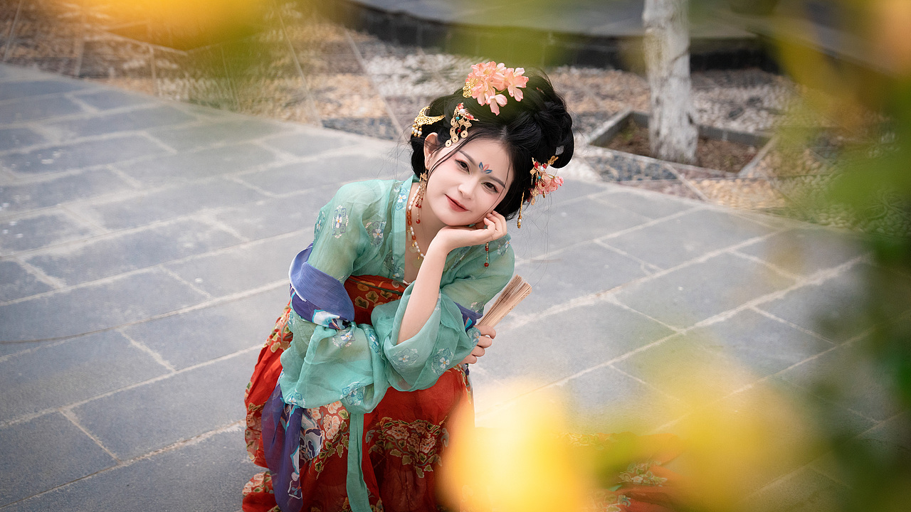 新妆出画堂,刻烛有余光 <寻春> | 汉服