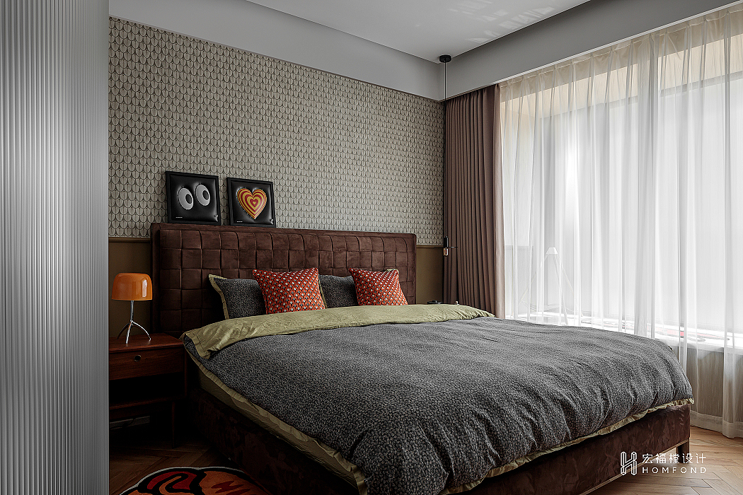 甜蜜太妃糖色从低调谦逊的气质中提升温馨的复古家居气氛，简洁的羽毛图案墙纸进行铺贴，无限重复的视觉效果与色彩强烈的装饰画形成对比，为空间点睛，带来活泼的生机。