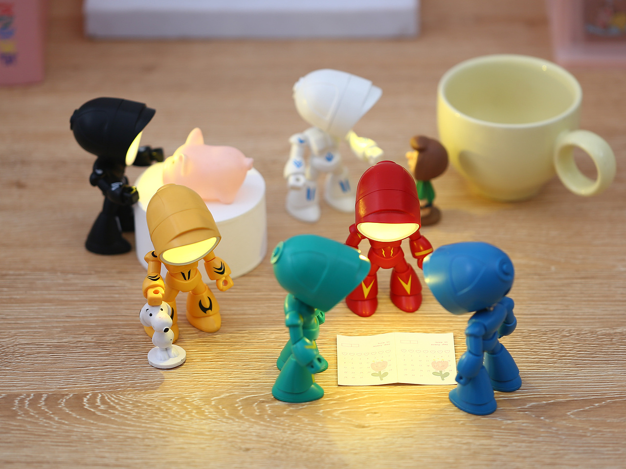 机器人玩具发光小夜灯拍摄