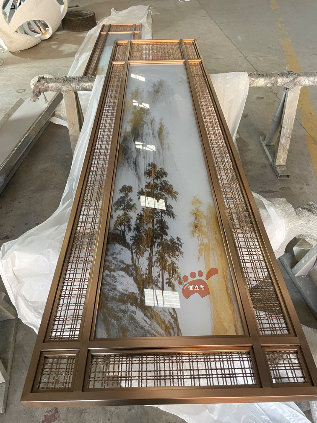 别墅客厅风水不锈钢屏风 山水玻璃画玄关