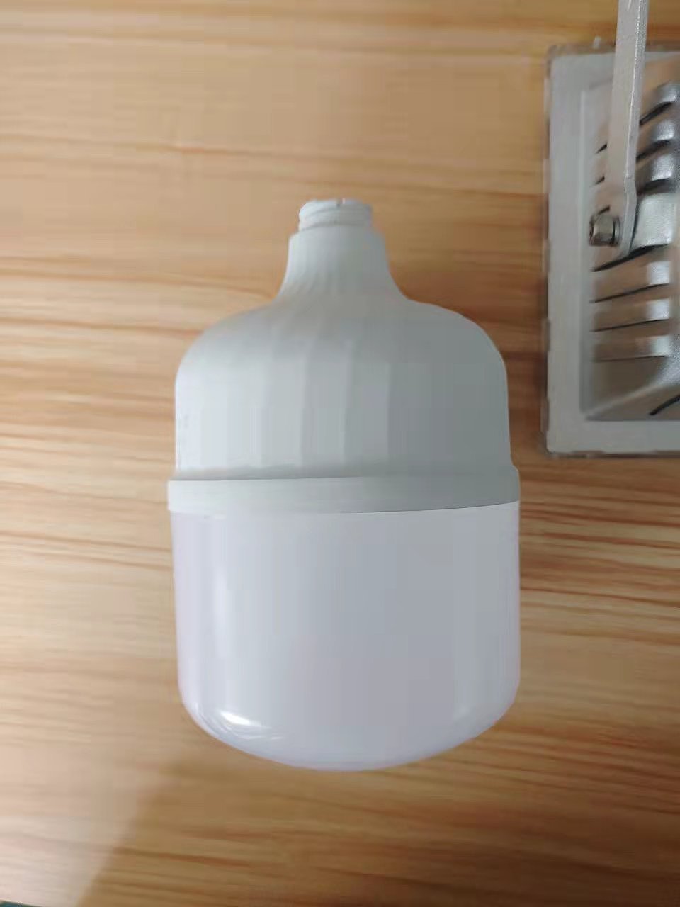 LED球泡的包装渲染