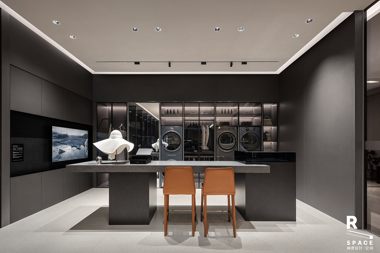 运营区设置可活动桌，满足向外对话菁英用户群需求、向内开展内部培训等诉求，成为多元化高复用的空间。意式极简美学氛围的环绕下，不定期举办咖啡、红酒、美食、茶艺等品鉴活动，高奢洗护沙龙&精致衣服护理等专项体验，以及面向设计爱好者群体的设计师专享沙龙等。