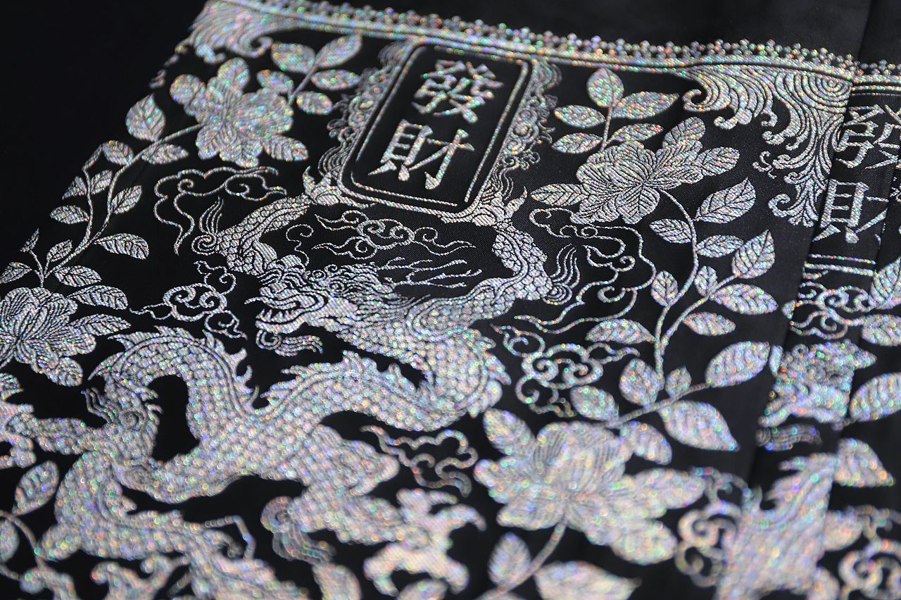 文物复原二创 马面裙设计 | 剔彩云龙捧寿八宝纹盖盒（图ZMzYzMDM5MjUy） - 传统/民族服饰 - 站酷设计师YILLIER原创素材 - 站酷ZCOOL