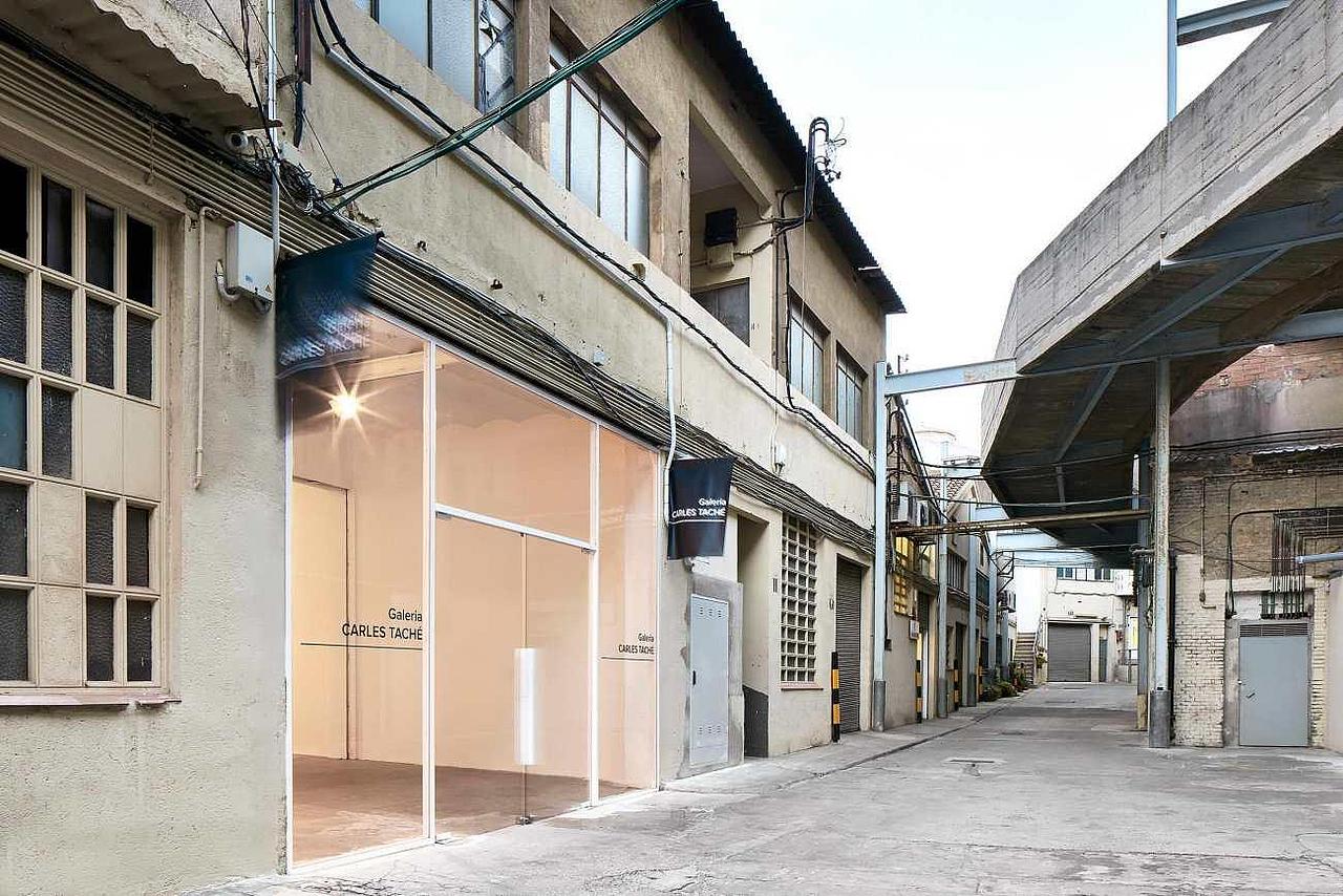 入口、侧墙和不整齐的器物。设计师们在此创造一个内部秩序,一个新的秩序,可以把不同元素的联系在一起。
<br>