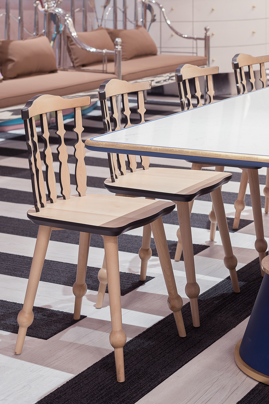 
图书馆区借用彩虹与云朵的关系表达雨过天晴后的绚丽景象，并用抽象后的构图完成书架功能以及孩子乐于实践的爬高与钻洞的娱乐功能。<br><br>▽图书馆区