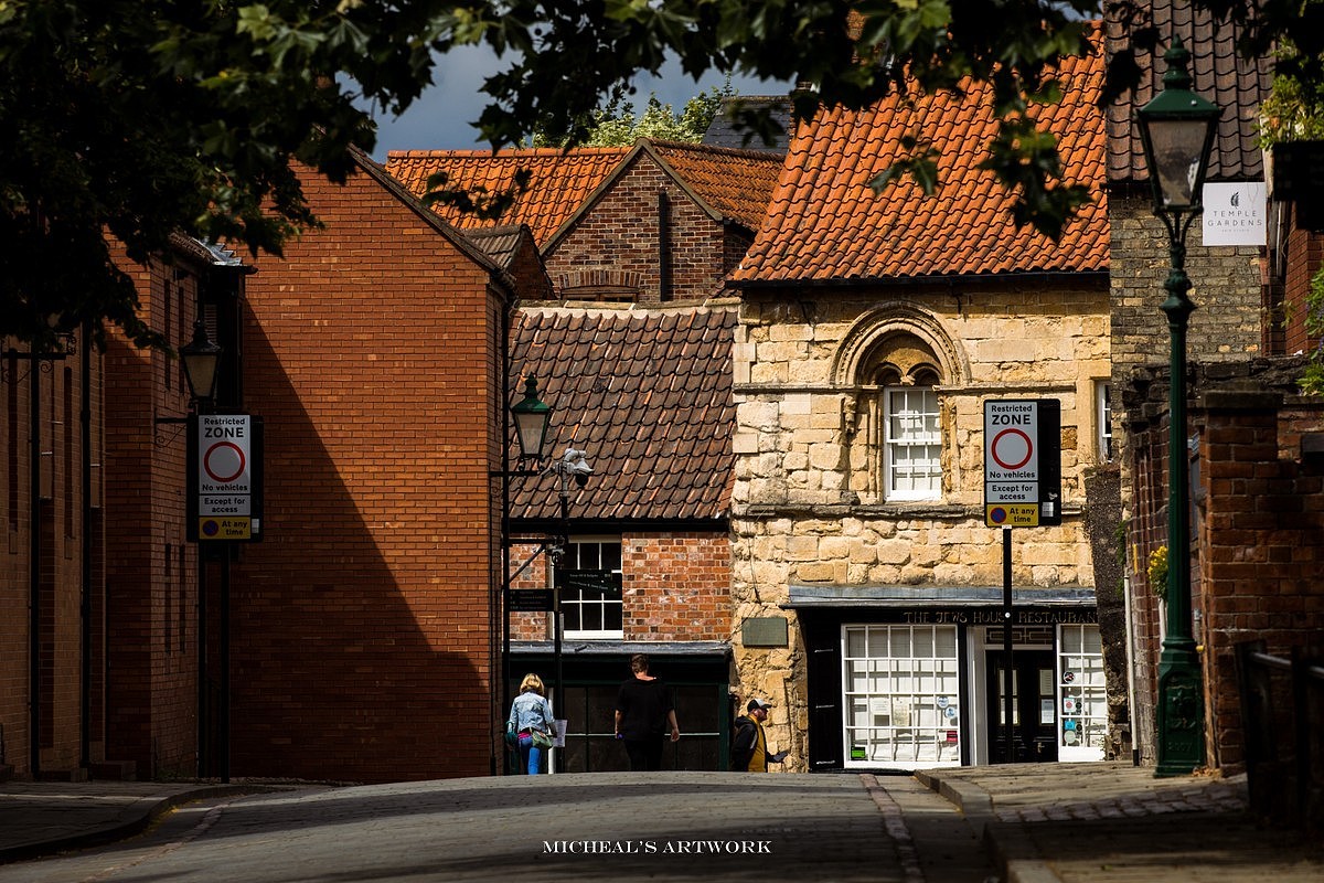 令人无法揣测的就是英国的天气了……阴晴不定到令人发指,快乐的看到阳光出现心情好的很,结果在教堂附近几乎没见到过太阳,这那说理去……