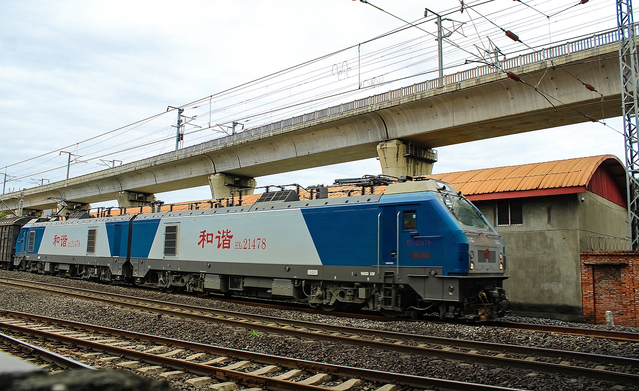 和谐电2型电力机车