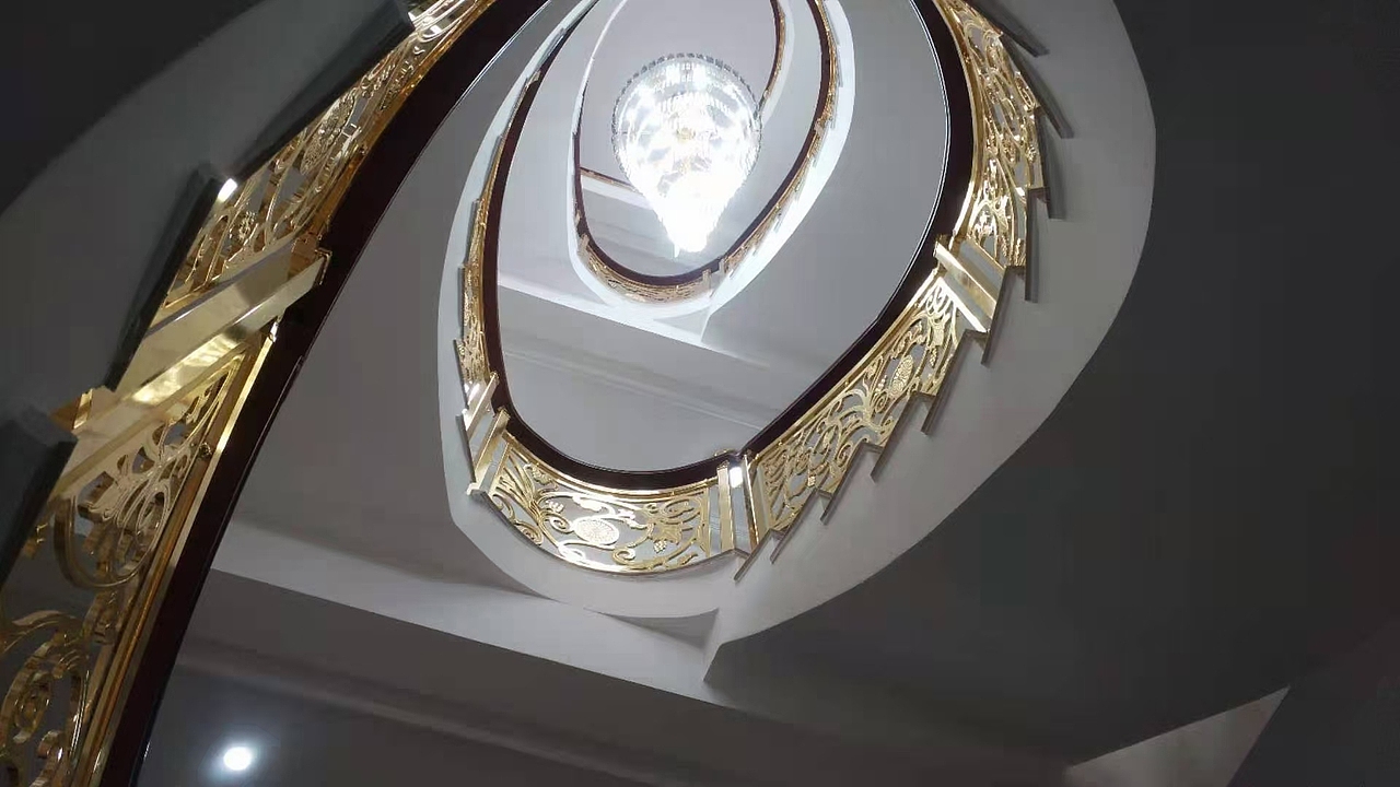 济南舜港大酒店旋转楼梯扶手雕刻五谷丰登K金护栏