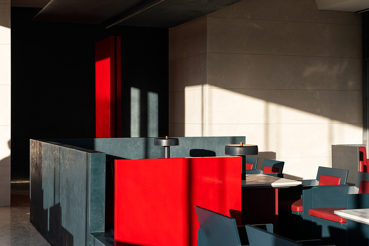 原创的非对称家具设计与整个空间的美学相互补充,同时又能以非凡的风格存在。考虑到空间的建筑对称性,家具的设计理念中,探索平衡、材料和形式的连续,我们追求家具形体的非对称设计,于不平衡中寻找建筑关系的均衡,这种非对称结构更能展现出别出心裁的设计之美。非对称的设计可以给空间注入一种安静的不可预测的形式美感。