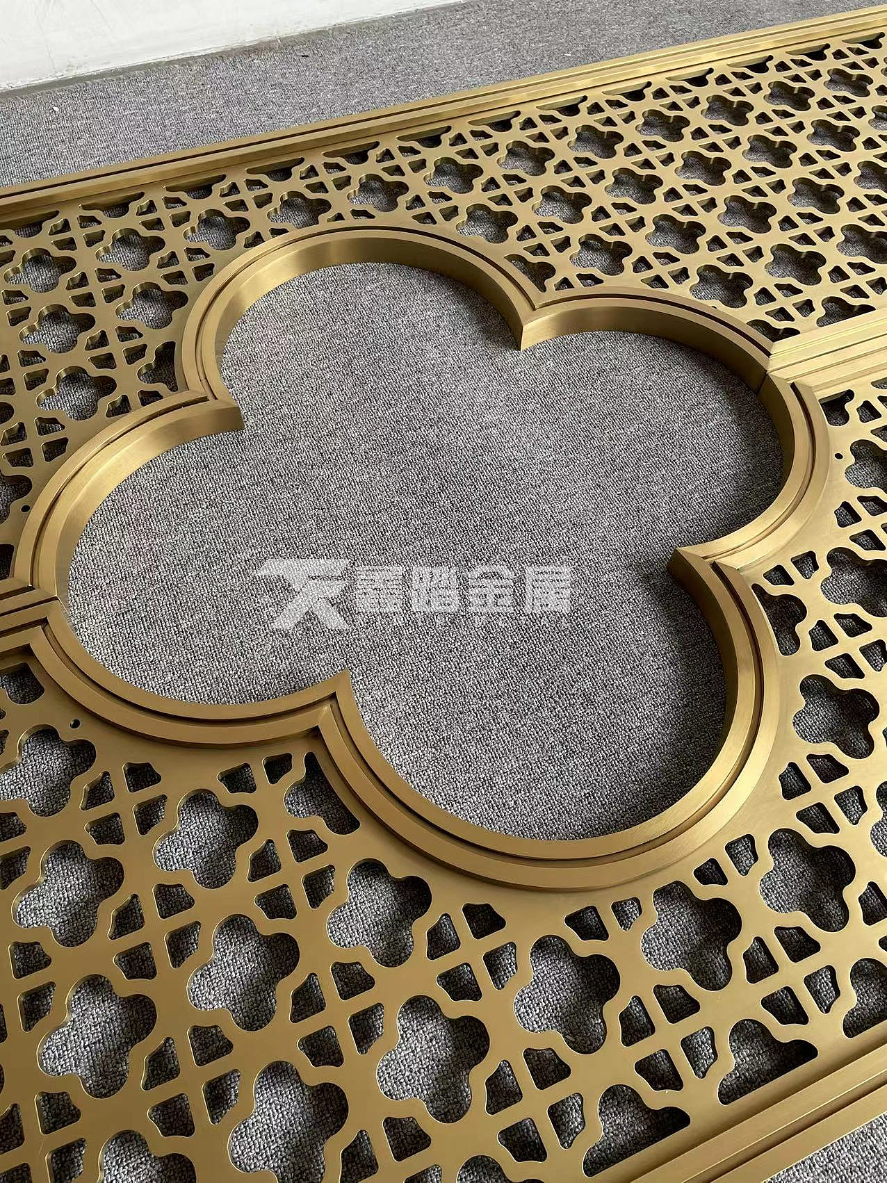 精雕铝艺镂空钛金屏风 酒店客厅铝板雕刻镂空梅花隔断