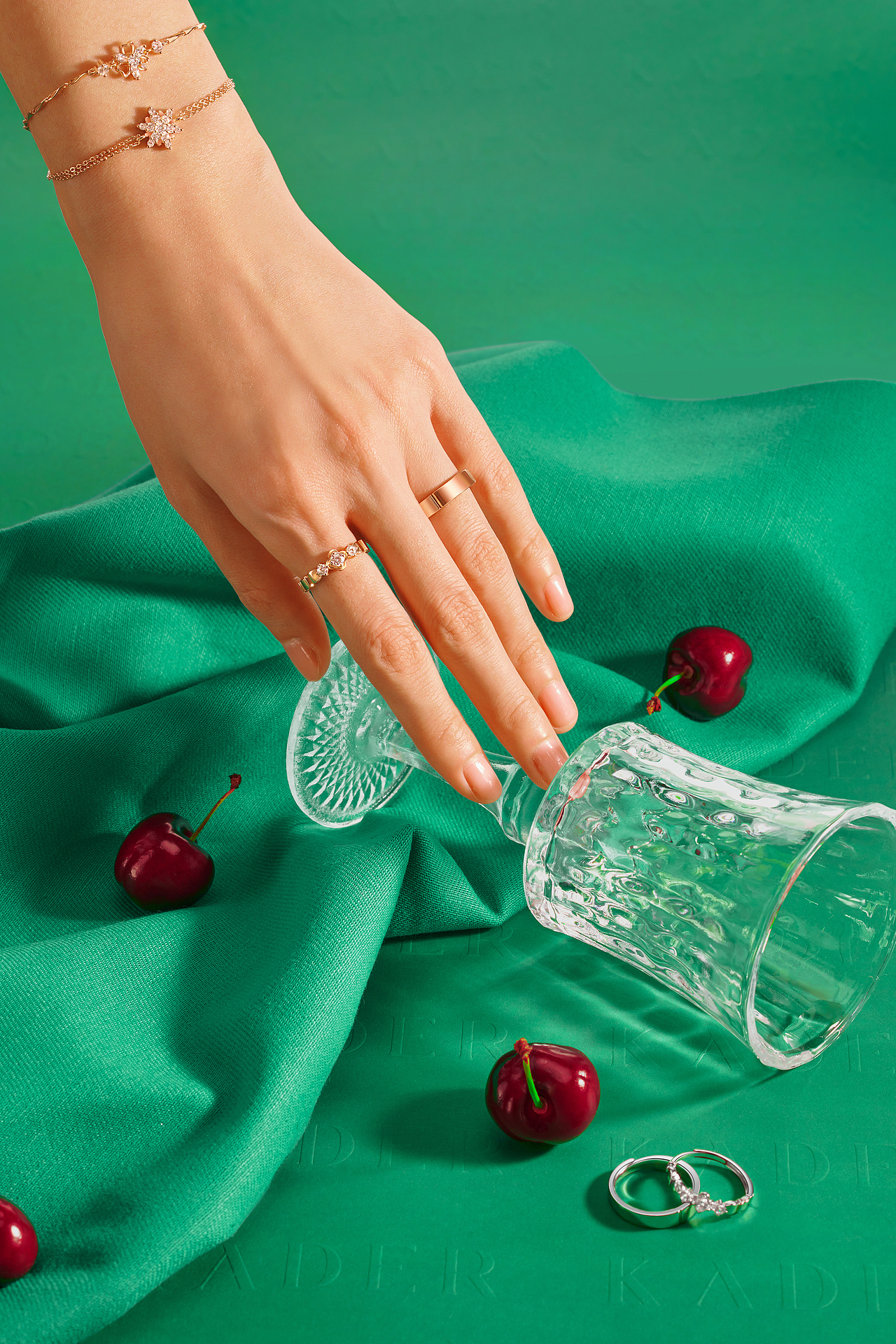 圣诞主题手模拍摄及页面呈现（图ZMzY2NzgzOTky） - 人像摄影 - 站酷设计师琳Lynne原创素材 - 站酷ZCOOL