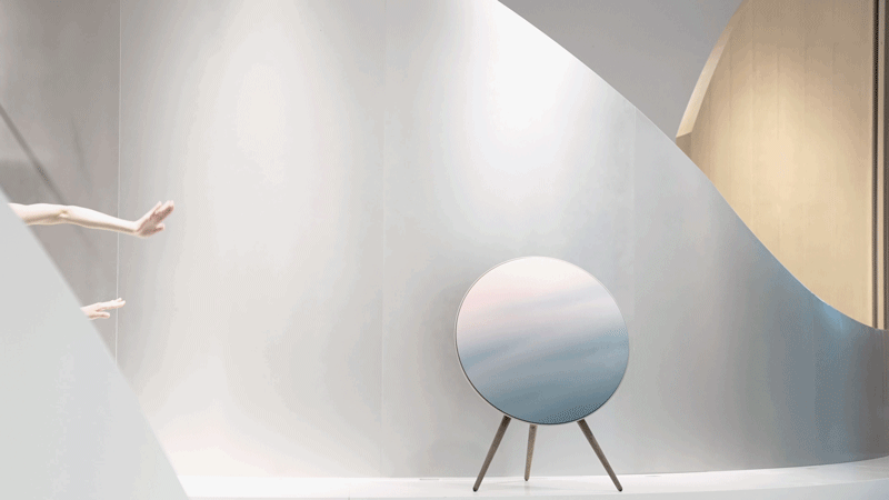 曲线并不单纯用来划定路径,它只是将你更久地留在空间里,在迂回与自问中,得到满足。
<br>Yin-Yang·阴阳:看见看不见的<br><br>从半空中落下的水流积成了一小块水域,于是就有了沿实墙曲线而设的休息区,落座之后,白色、灰色和木色在视线里层层向远处铺开,有的区域处于明亮的光线里如同白昼,有的则隐入灰如暮色的影子里。