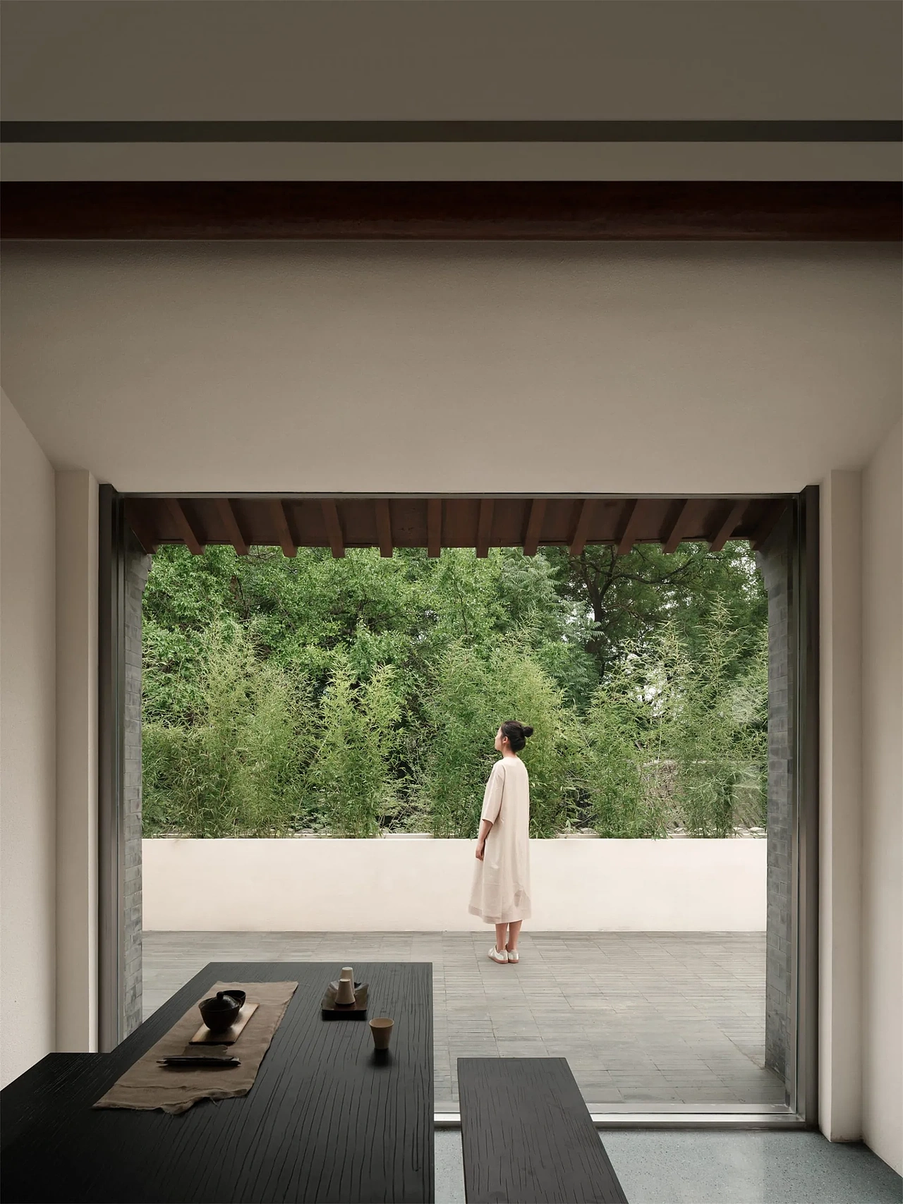 新设计介入提供了便利,实则引发了一系列更为深入的思考。首先是"保留"和"舍弃"的比例:四合院的哪些结构、部件和元素需要完存、替换或移除?如何体现其文化价值和历史特征?此类问题督促我们建立一套有关空间内构件的评判标准。
<br>莫里斯的观点似乎使我们更容易为新设计辩护;然而,它使我们思考一些更具体的问题。首先,我们如何确定要保留、替换或消除四合院的哪些结构、组件和元素?我们如何突出建筑的文化和历史意义?这些问题促使我们建立设计标准。