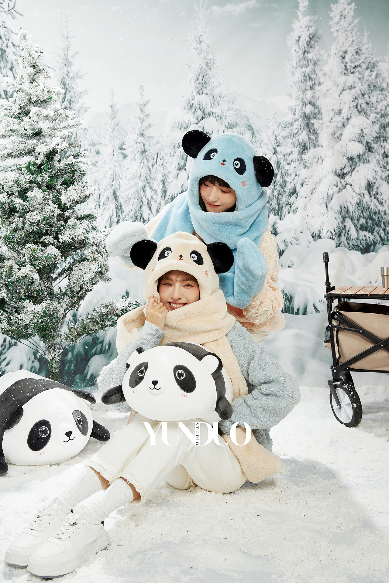 帽子围巾手套三件套雪景置景拍摄