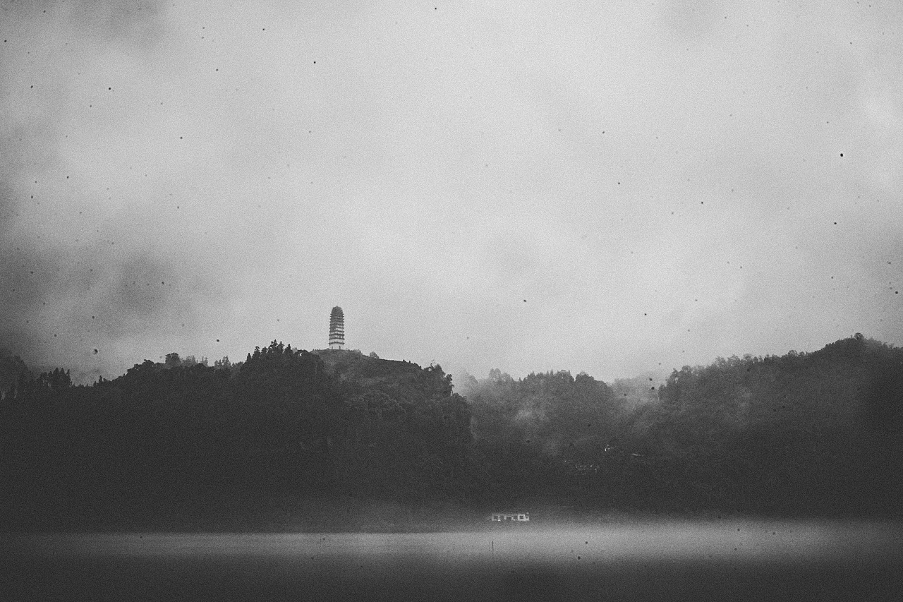 古镇,与山与树与云雾