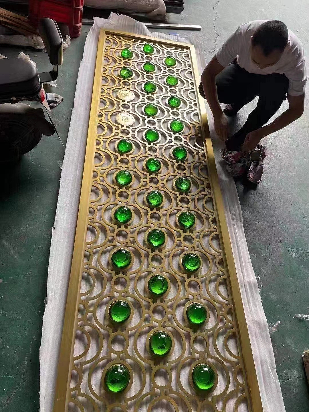 铝板祥云浮雕壁画创意水晶屏风