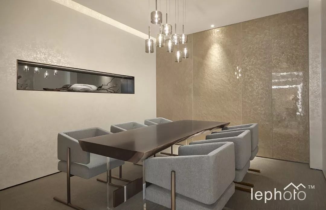 茂盛的仿真树木填满一楼休闲区，三面全景式落地玻璃窗，将户外明媚的阳光引入室内，让空间更加开阔透亮，打造出生态绿色的环境，营造出生机盎然的氛围。