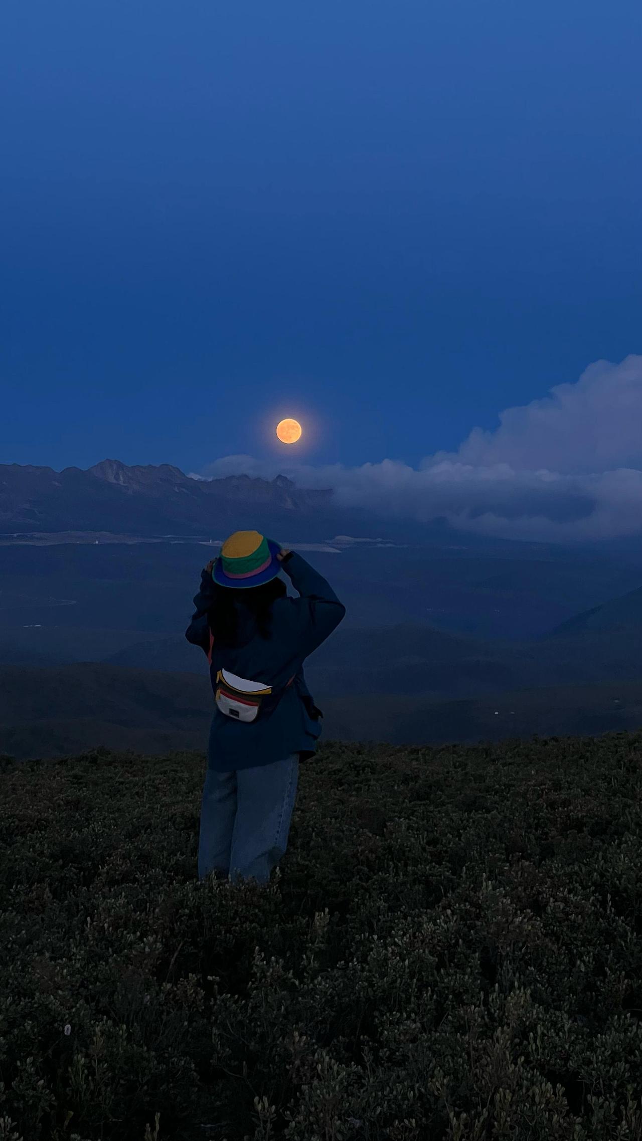 当月亮像太阳一样爬上来