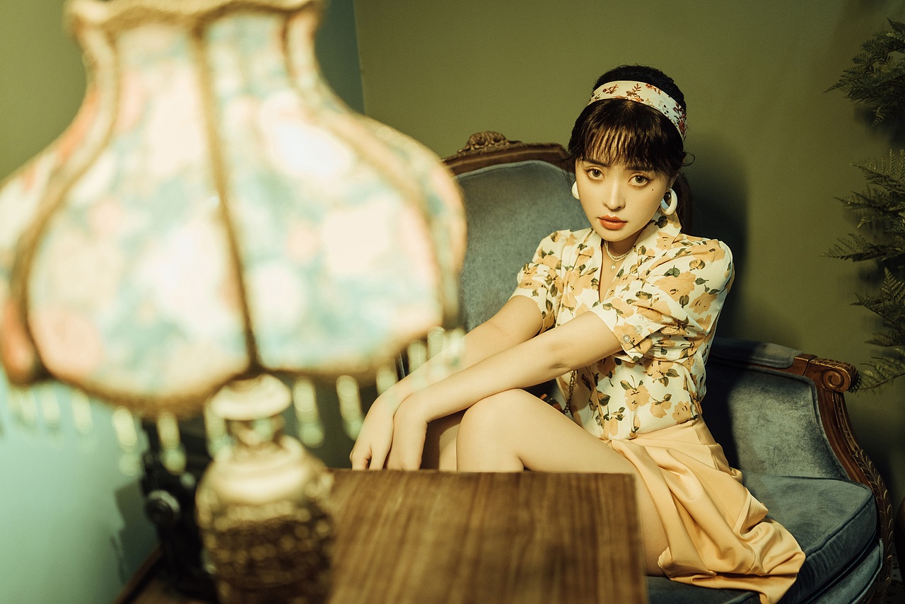 这光影下就是港风女明星啊?一整个爱住