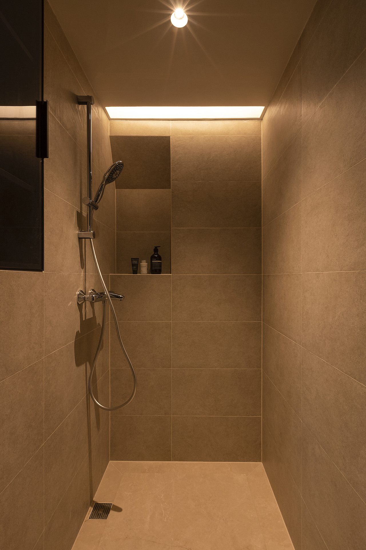 暖光下三分离的卫浴空间。