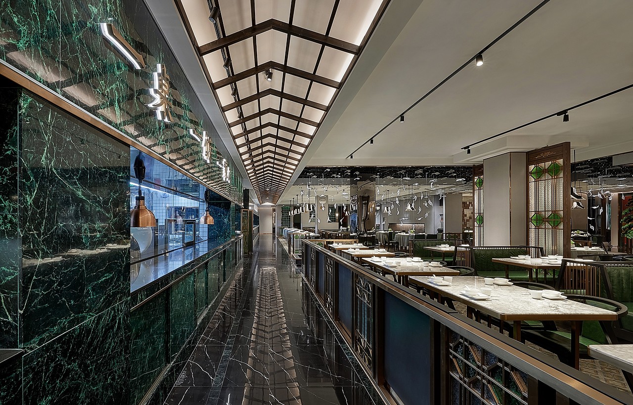 
在布局上，设计师灵感来源西关大屋的空间特点，厨房、包房、散座、动线进行围合、迂回。<br><br>包房、厨房区域划分，将两者分别置于场地的边缘，使包房具有一定的隐秘性，开放式的明档在大厅任何一个角落都可以看见，开阔的中庭区域成为视觉中心。<br><br>