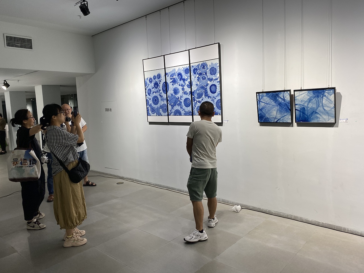 【青.青】中国当代青年青花邀请展在三宝蓬美术馆开幕.刘静.《园中葵海.盛夏花开》青花瓷板画艺术作品入选参赛.